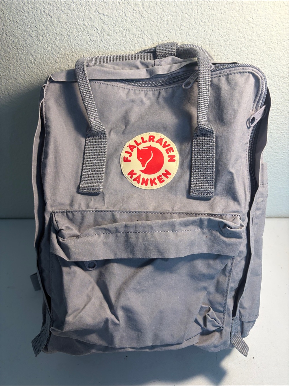 Fjallraven Kånken Backpack - Light Gray with Red Logo kids/ women